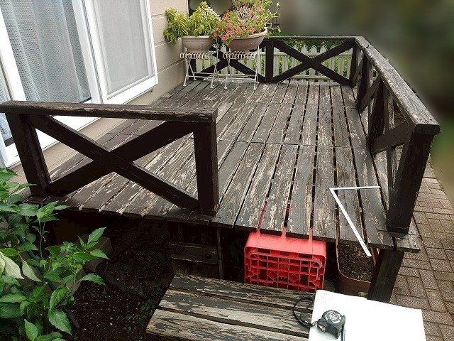 全面改修前の傷みが激しいウッドデッキ